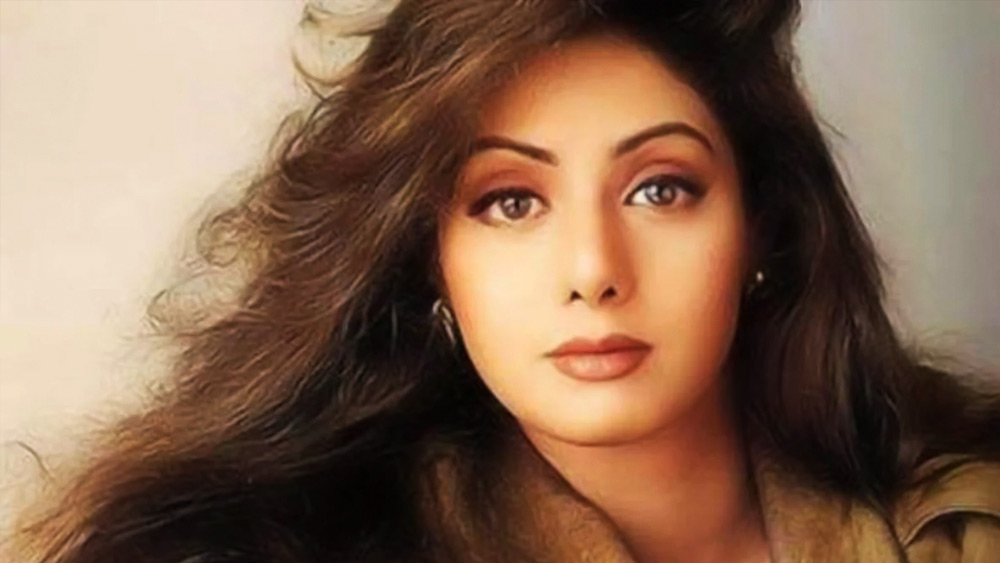 ১৯৭৬ সালে ‘মুন্দ্রু মুরিচু’ নামে একটি তামিল ছবি মুক্তি পায়। দক্ষিণী সিনেমাজগতের ‘থালাইভা’ রজনীকান্তও এই ছবিতে অভিনয় করেছিলেন। ১৩ বছর বয়সি শ্রীদেবীকে রজনীকান্তের সৎ মায়ের চরিত্রে অভিনয় করতে দেখা গিয়েছিল। জানা যায়, এই সিনেমার শ্যুটিং চলাকালীন রজনীকান্তের বয়স ছিল ২৬ বছর।