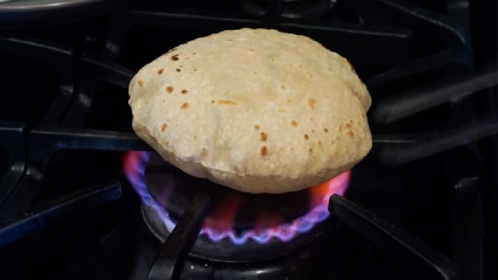 আপাত দৃষ্টিতে নিরিহ এই রুটি হজম করতে অনেক সময় লাগে।