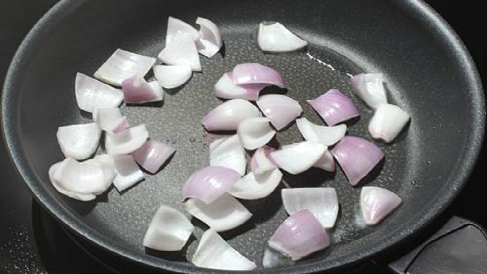 অনেকে উপোস করার পর কিছুতেই পেঁয়াজ-রসুনের রান্না খান না। 