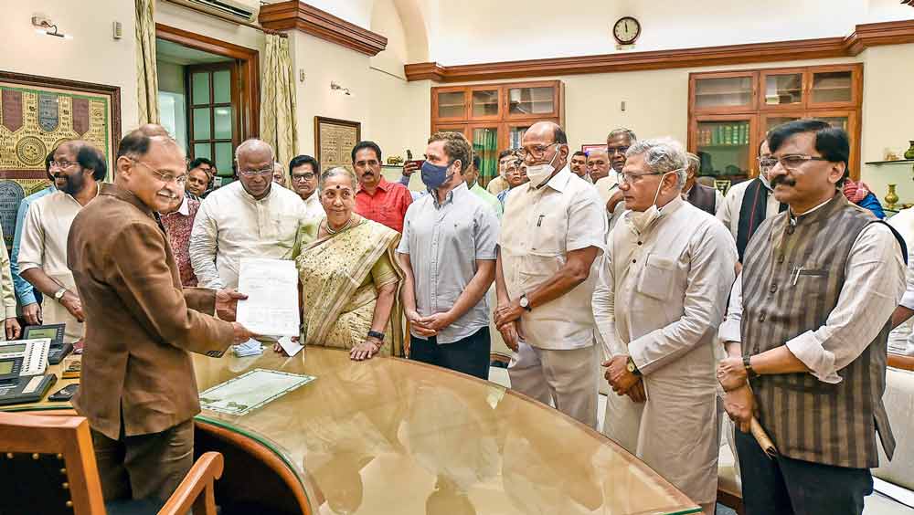 উপরাষ্ট্রপতি পদে মনোনয়ন জমা দিচ্ছেন বিরোধী শিবিরের প্রার্থী মার্গারেট আলভা। 