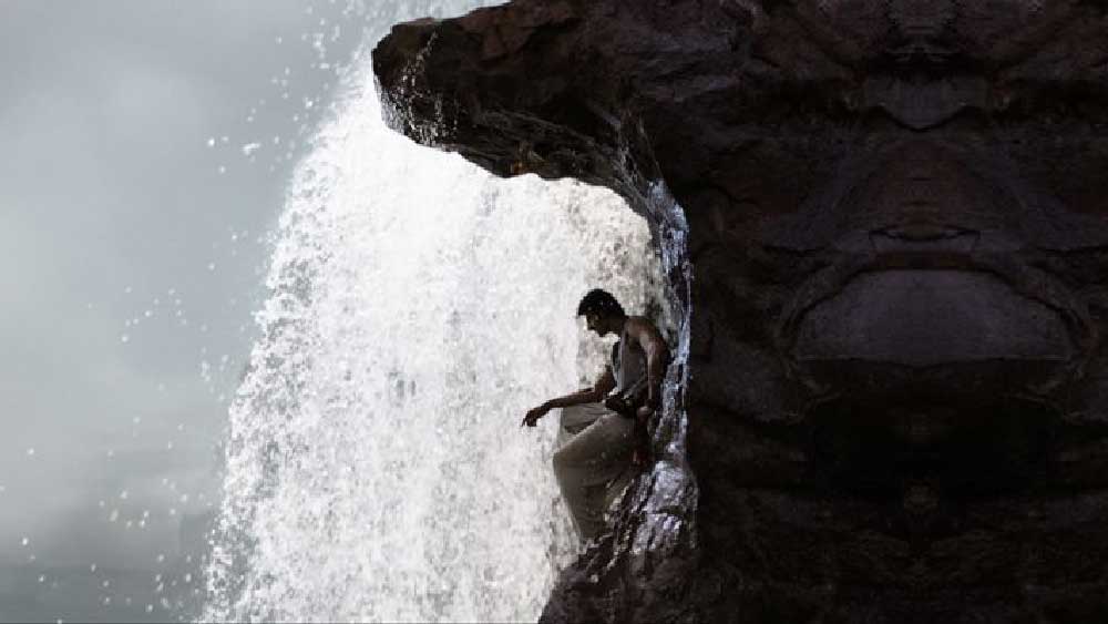 ছবির শুরুতেই জলপ্রপাতের প্রাকৃতিক দৃশ্য দর্শকের নজর কাড়ে। এমনকি, বাহুবলীও বার বার এই ঝরনার ওপারেই যেতে চায়। সে যখন লাফ দিয়ে উপরে পৌঁছয়, তখন তার মুখ কাপড়ে ঢাকা ছিল না।