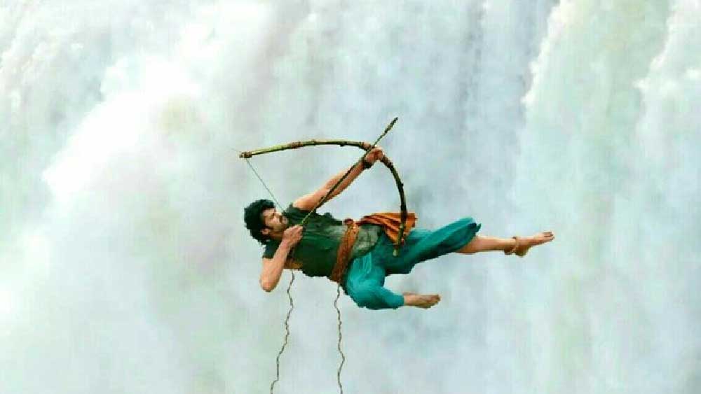 কিন্তু উপরে ওঠার পর যখন অবন্তিকা ও বাহুবলী মুখোমুখি আসে, তখন হঠাৎ করেই অভিনেতার মুখ একটি কাপড়ে ঢাকা থাকতে দেখা যায়।