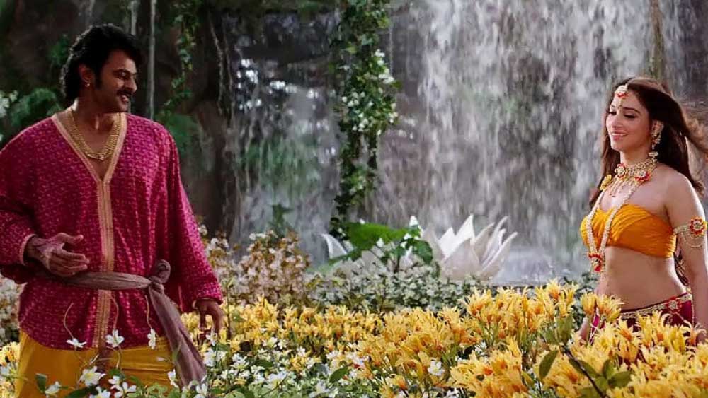 একটি গানের দৃশ্যে দেখা যায়, অবন্তিকার পোশাকের উপরাংশ অনেকটা ‘টিউব টপ’-এর মতো। পিছনে কোনও ‘নট’ বাঁধা ছিল না।