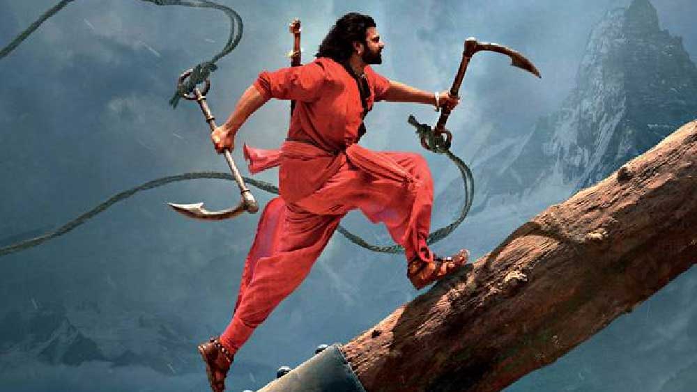 ঝরনার উপরে পৌঁছনোর পর তার পায়ের দিকে তাকালে নজরে পড়ে, বাহুবলীর পায়ে একটি চটি। খালি পায়ে যিনি দৌড়চ্ছিলেন, তাঁর পায়ে পরক্ষণেই কী করে চটি চলে আসে, তা নিয়ে প্রশ্ন ওঠে।