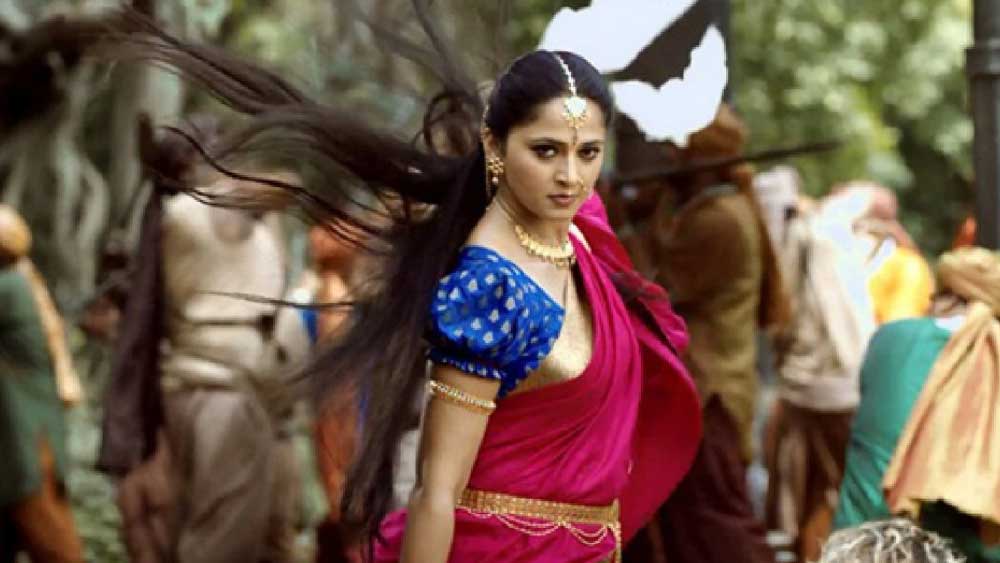 ‘বাহুবলী’ ছবিতে এমনও কিছু ঘটনা দেখানো হয়েছে, যা মোটেই বাস্তবসম্মত নয়। বাহুবলীর আসল পরিচয় জানার পর দেবসেনার হাতের উপর বাহুবলী হাত রাখে। অভিনেত্রীর হাতের দিকে লক্ষ করলে দেখা যায়, তাঁর হাতে কোনও ক্ষত নেই।