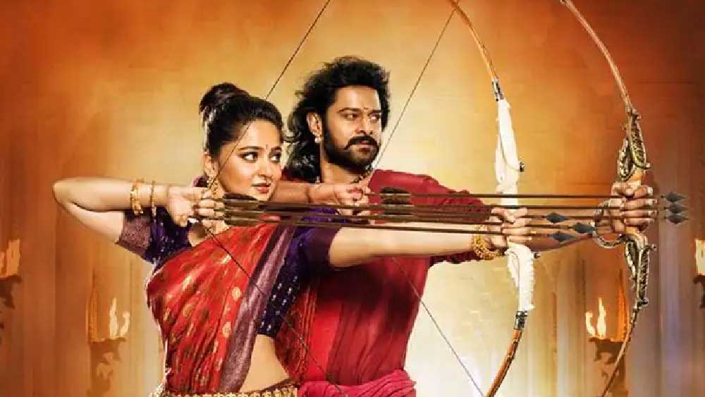 ঠিক তার পরেই যে ‘ক্লোজ শট’ নেওয়া হয়েছে, সেখানে বাহুবলীর হাত দেবসেনার হাতের উপর। তখন অভিনেত্রীর হাতে বড় ক্ষতের দাগ লক্ষ করা যায়। 