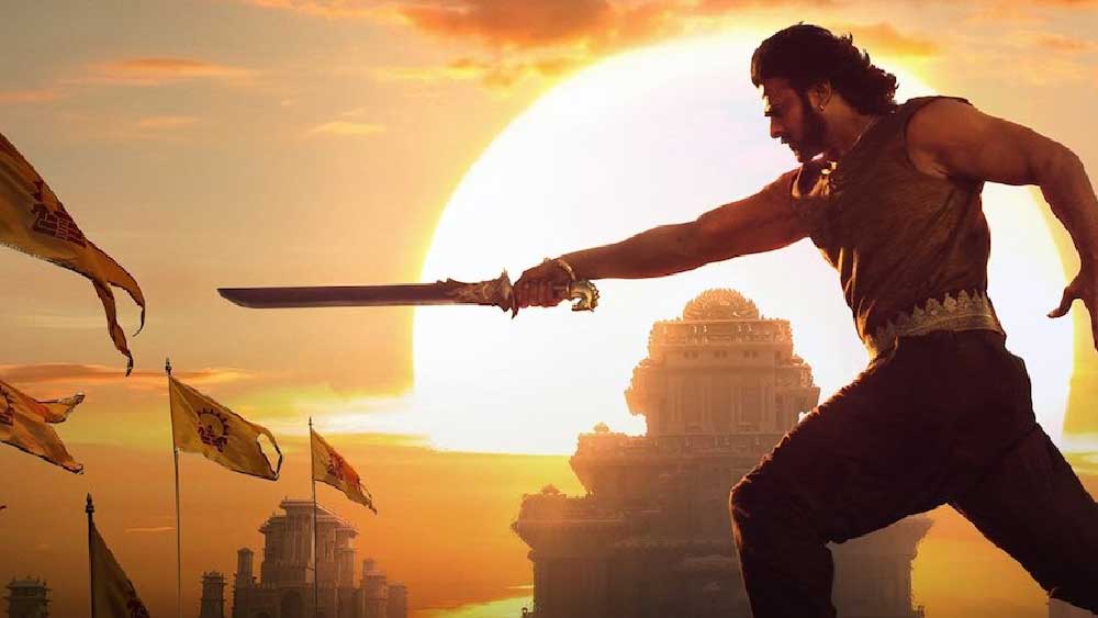 এই ছবির অধিকাংশ সময়  দেবসেনা তথা অনুষ্কাকে রাজপ্রাসাদের প্রাঙ্গণে গাছের বড় ডালের অংশ কুড়োতে দেখা যায়। সে নাকি এই টুকরোগুলি দিয়ে মহিষ্মাতীর রাজা বল্লালদেবের শবশয্যা প্রস্তুত করছে।