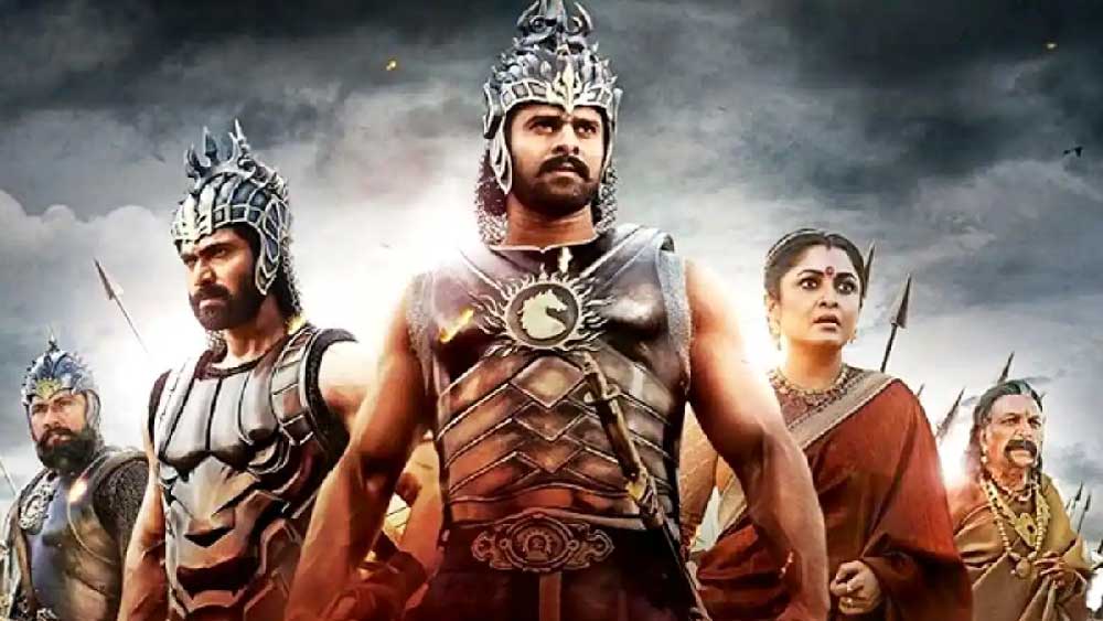 তবে অবাক কাণ্ড এই যে, রাজপ্রাঙ্গণে কোনও বিশালাকার গাছ ছিল না। তা হলে, গাছের ডালগুলি প্রাঙ্গণে ছড়িয়ে থাকার কারণটাই বা কী?