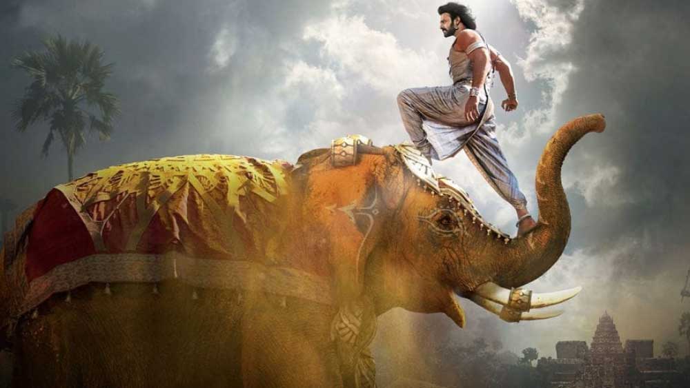  স্থাপনের আগে মূর্তিটির নীচে একটি লাল রঙের কাপড় দিয়ে ঢাকা ছিল। কিন্তু পরে আবার যখন মূর্তির নীচের অংশ ক্যামেরার লেন্সে ধরা পড়ে, তখন সেই কাপড়টি অদ্ভুতভাবেই অদৃশ্য হয়ে যায়।