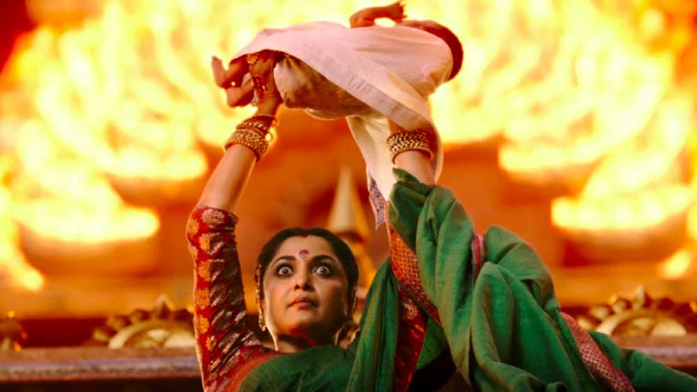 কখনও বাহুবলীর হাতে অস্ত্র না থাকলেও পরের দৃশ্যে দেখা যায়, অভিনেতার হাতে একটি হাতিয়ার ধরা। কোনও দৃশ্যে অভিনেতার পিছনে একটি রথ দাঁড়িয়ে থাকতে দেখা যায়, কিন্তু পরের দৃশ্যে রথটি আর নজরে পড়ে না। এমন প্রচুর ভুল থাকা সত্ত্বেও দর্শকেরা সেগুলি এড়িয়েই গিয়েছেন। আজও ‘বাহুবলী’ সকলের প্রিয় সিনেমাগুলির মধ্যে একটি।