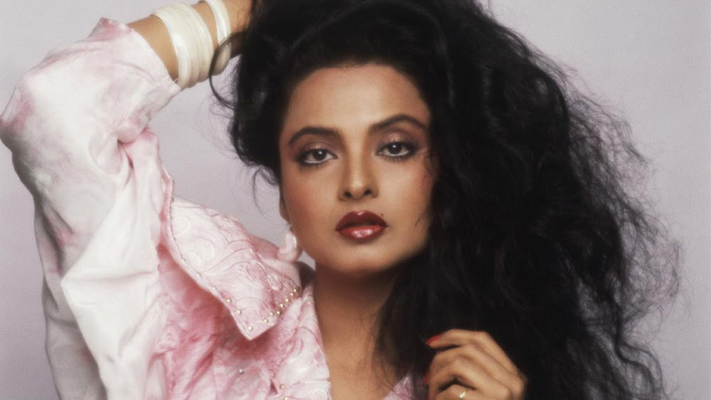 তবে কর্মসূত্রে তিনি বলিউডের এক নামকরা তারকার সঙ্গে ঝামেলায় জড়িয়ে পড়েন। সেই নায়িকাকে শেষ পর্যন্ত সেট ছেড়ে কাঁদতে কাঁদতে বেরিয়ে যেতে হয়েছিল। তিনি আর কেউ নন,  বি-টাউনের ‘গ্ল্যামার কুইন’ রেখা।