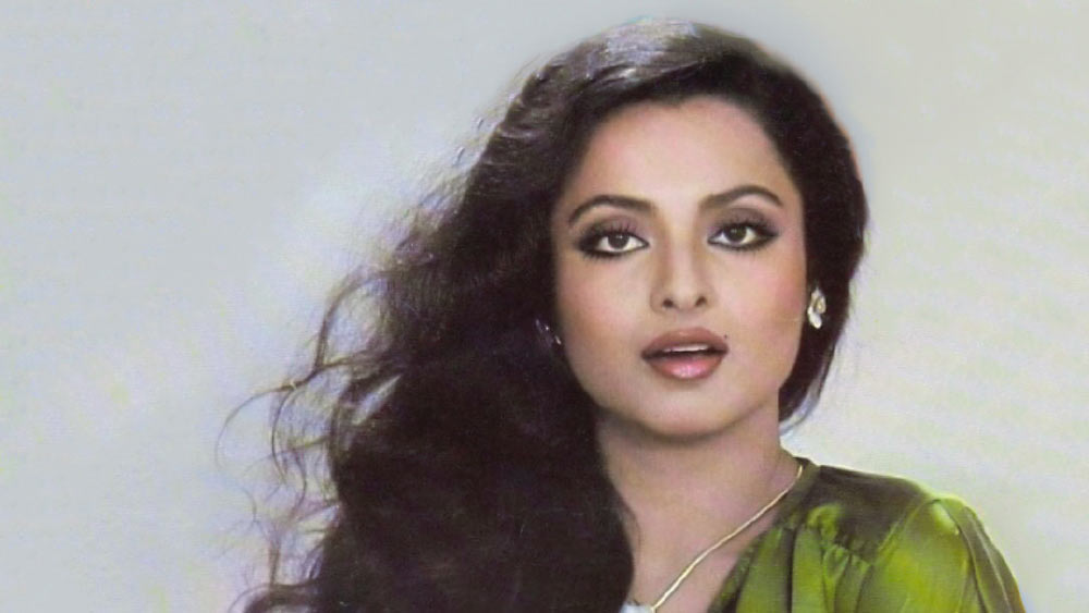 ১৯৯০ সালে মুক্তি পাওয়া ‘শেষনাগ’ ছবিতে জীতেন্দ্র, ঋষি কপূর ও রেখাকে অভিনয় করতে দেখা গিয়েছিল। ওই ছবিতে রেখার একটি নাচের দৃশ্য ছিল। অভিনেত্রীকে নাচ শেখানোর দায়িত্বে ছিলেন সরোজ খান। কিন্তু সমস্যা ছিল অন্য জায়গায়।