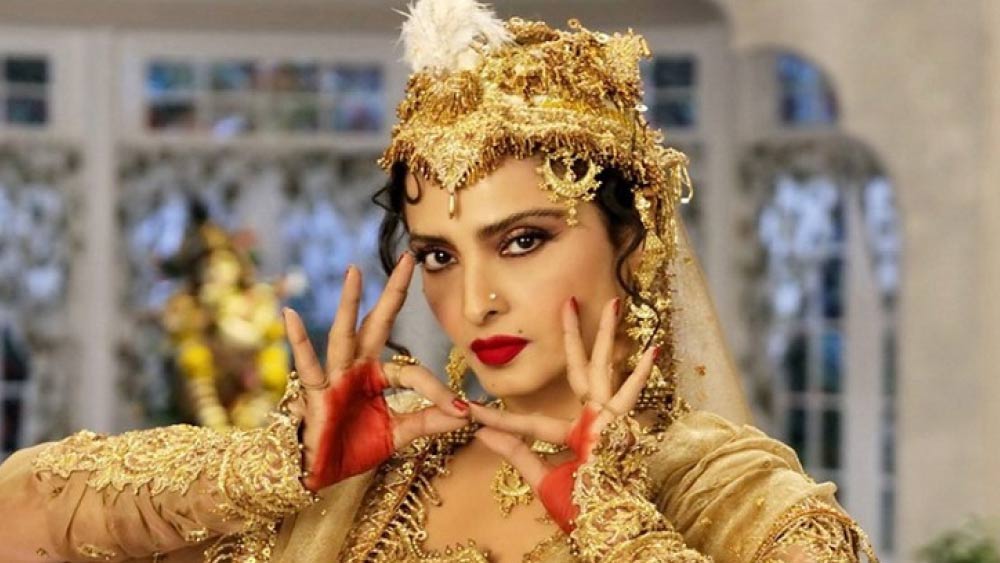 সরোজ ভেবেছিলেন, তিন দিন যদি অভিনেত্রী ঠিক মতো রিহার্সাল করে নেন, তা হলে পরবর্তীকালে আর কোনও সমস্যা হবে না। কিন্তু রেখা বেঁকে বসলেন। তাঁর ম্যানেজার সরোজকে সময় দিয়ে রাখলেও তিনি এক দিনও রিহার্সালে আসেননি।