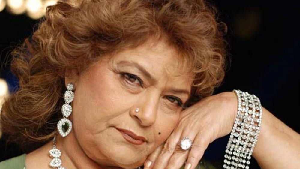 তিন দিন পার করে সোজা শ্যুটিং সেটে এলেন অভিনেত্রী। কিন্তু সে দিনও তিনি বেঁকে বসলেন। অসুস্থ বোধ করছেন বলে নাচের দৃশ্যের শ্যুটিং করতে পারবেন না, জানালেন রেখা। এই ঘটনার পর ধৈর্যের বাঁধ ভাঙে সরোজের।