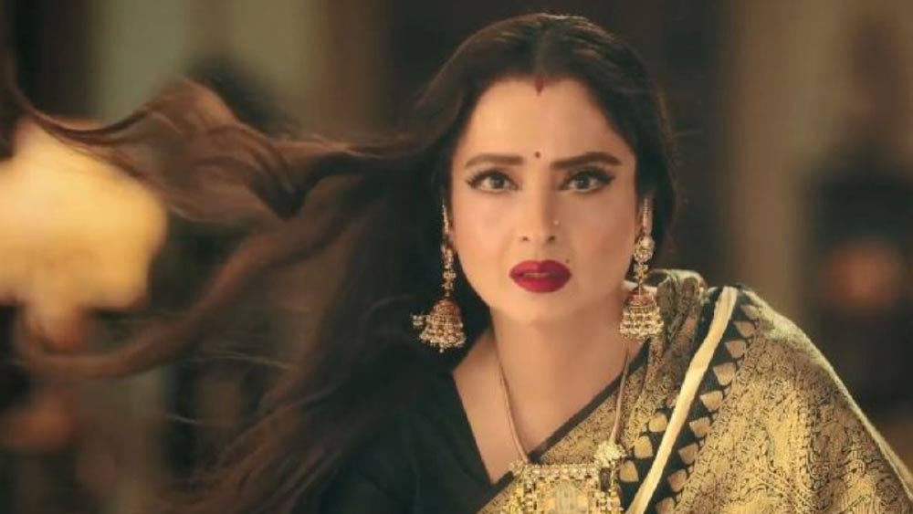 সরোজের বক্তব্য শোনার পর তাঁর দিক থেকে মুখ ফিরিয়ে নিয়েছিলেন অভিনেত্রী। কিন্তু পর ক্ষণেই রেখা যখন সরোজের দিকে তাকান, তখন তাঁর চোখে জল। রেখাকে এ ভাবে কাঁদতে দেখে ক্ষমা চান সরোজ।