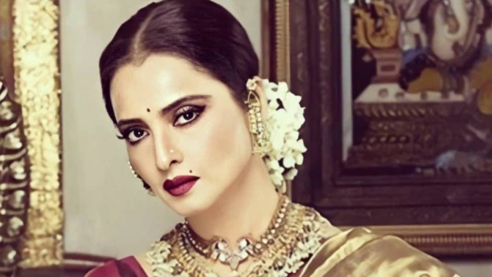 সরোজ জানান, তিনি রেখাকে কষ্ট দিতে এই কথাগুলো বলেননি। কিন্তু শ্যুটিংয়ের  প্রস্তুতি শুরু না করলে সকলেরই ক্ষতি হবে। সরোজের কথা শেষ হতে না হতেই রেখা চেয়ার ছেড়ে উঠে পড়লেন। অভিনেত্রী জানান, তিনি অবশ্যই শ্যুটিং করবেন। এই বলে কাঁদতে কাঁদতেই সেট ছেড়ে বেরিয়ে গেলেন রেখা।