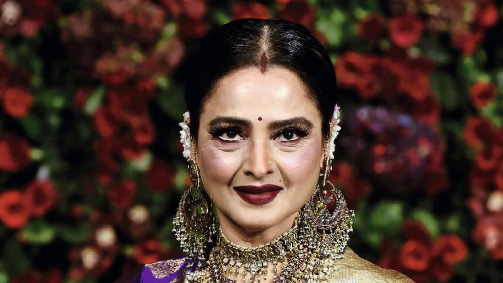 পরবর্তীতে, রেখার ম্যানেজার সরোজের কাছে আসেন। রেখাকে কী এমন বলা হল, যা শুনে তিনি ভিজে চোখে সেট থেকে বেরিয়ে গেলেন! সরোজের কাছে তত ক্ষণে পুরো বিষয়টাই জলের মতো পরিষ্কার হয়ে গিয়েছিল।