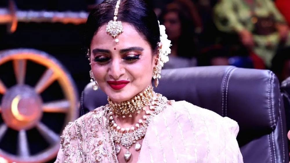 সেই সময় অধিকাংশ অভিনেত্রীর নিজস্ব নৃত্য প্রশিক্ষক থাকতেন। তাঁদের কাছে প্রশিক্ষণ নিতেই স্বচ্ছন্দ বোধ করতেন অভিনেত্রীরা। রেখার সঙ্গে কোরিয়োগ্রাফার কমলনাথেরও এমনই সমীকরণ গড়ে উঠেছিল। সেই কারণেই হয়তো অভিনেত্রী সরোজের সঙ্গে কাজ করার বিষয়টি এড়িয়ে যাচ্ছিলেন।