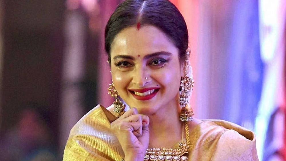 সরোজের নির্দেশ মেনে দুর্দান্ত নৃত্য পরিবেশন করেন তিনি। কিন্তু, ‘নাগিনা’ ছবি যে পরিমাণ জনপ্রিয়তা পেয়েছিল, ‘শেষনাগ’ বক্স অফিসে তেমন সাড়া ফেলতে পারেনি। তবে, রেখা তাঁর তরফে কোনও ত্রুটি রাখেননি।      