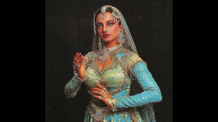 যেখানে বলিউড ফিল্মজগতের বড় মাপের অভিনেত্রীরা সরোজের সঙ্গে কাজ করার সুযোগ পেলে হাতছাড়া করতে চান না, সেখানে রেখা তাঁকে সময় দিয়েও কথার খেলাপ করেছেন। সেটের মধ্যেই রেখা অপেশাদার আচরণ করছেন বলে সরব হন তিনি।