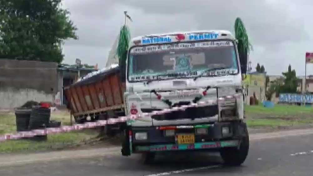 ঘাতক ট্রাকটিকে আটক করেছে পুলিশ। গ্রেফতার চালক। 