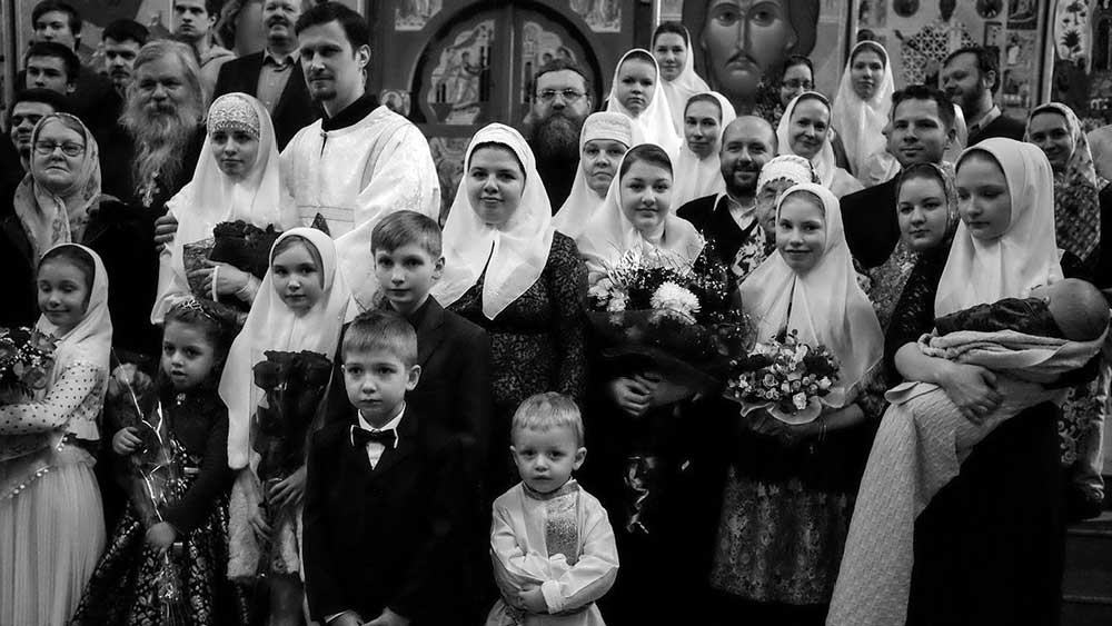 তাসখন্দের ওবস্টিপফের কাছের ওই গ্রামে পাত্র-পাত্রীর বাগ্‌দান অনুষ্ঠানে যোগ দেন আত্মীয়-স্বজনেরা। খানাপিনার পাশাপাশি গানবাজনার মাধ্যমেও উল্লাসে মাতেন সবাই।