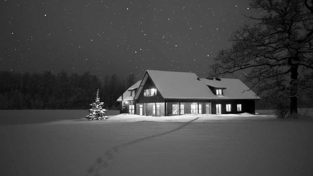 মাত্র দু’জন কনেযাত্রী নিয়ে একটি স্লেজগাড়ি অনেক দূর গিয়ে একটি বাড়ির দেখা পায়। ওই বাড়িতে ঢুকেই জ্ঞান হারান ওই দুই কনেযাত্রী।