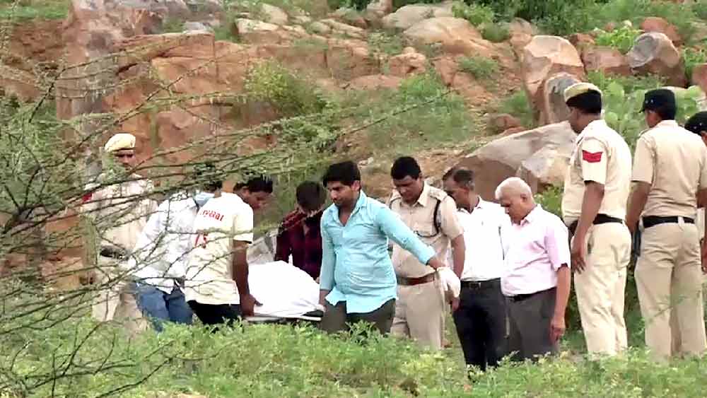 আট ভাইয়ের মধ্যে পঞ্চম সুরেন্দ্র। ২০০৯ সালে তাঁর বড়দা অজিত বিষ্ণোইয়ের মৃত্যু হয়। দ্বিতীয় ভাই ওমপ্রকাশ গ্রামে খেতখামার সামলান। তৃতীয় ভাই অবসরপ্রাপ্ত শিক্ষক। চতুর্থ ভাই জগদীশ হাই কোর্টের এএজি পদে ছিলেন। তাঁর মৃত্যু হয়েছে। ষষ্ঠ ভাই সুভাষ একটি স্কুলের অধ্যক্ষ। সপ্তম ভাই হিসারে ডেয়ারির ব্যবসা করেন।  কনিষ্ঠ ভাই অশোক কুরুক্ষেত্রর একটি ব্যাঙ্কের ম্যানেজার।