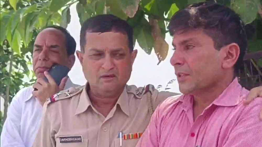 সুরেন্দ্রর ছোট ভাই অশোক বলেন, “মঙ্গলবার সকাল ৮.৫৩ মিনিটে দাদার সঙ্গে কথা হয়েছিল। তখন দাদা জানিয়েছিল যে, খুব শীঘ্রই গ্রামের বাড়িতে আসবে।” তিনি আরও বলেন, “বাবাকে সারপ্রাইজ দেবে বলে অক্টোবরে বাড়ি ফেরার টিকিট বুক করেছিল সিদ্ধার্থ। কিন্তু তার আগেই ওর কাছে খবর পৌঁছয়। মঙ্গলবার দুপুরেই ভাইপো ফোন করে জিজ্ঞাসা করে, কাকা যা শুনছি সেটা কি ঠিক?” 