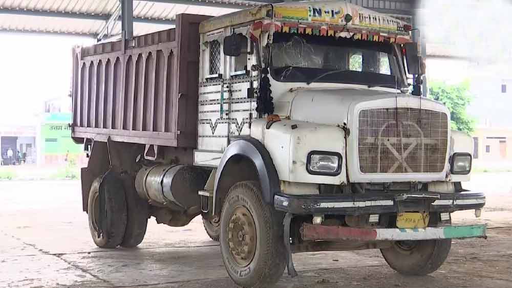 মঙ্গলবার সকাল ১১টা নাগাদ নুহতে তাঁর দল নিয়ে আচমকাই তল্লাশিতে গিয়েছিলেন সুরেন্দ্র। পুলিশকে দেখে খনির পাশে দাঁড়িয়ে থাকা ডাম্পার নিয়ে চালক পালানোর চেষ্টা করে। খনিতে যাঁরা অবৈধ খননের সঙ্গে জড়িত ছিলেন, তাঁরাও পালিয়ে যান পুলিশকে দেখে। কিন্তু ডাম্পার চালককে সুরেন্দ্র দাঁড়াতে বলেন। তখনই তাঁকে পিষে দেয় চালক।