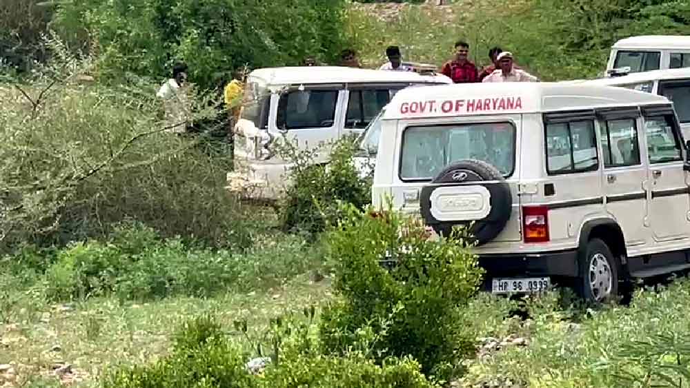 এই ঘটনায় হরিয়ানার আইনশৃঙ্খলা নিয়ে প্রশ্ন উঠে গিয়েছে। একই সঙ্গে প্রশ্ন উঠেছে, খনি মাফিয়াদের ধরতে কি বড় দল নিয়ে যাননি সুরেন্দ্র? এ প্রসঙ্গে বেঙ্গালুরু পুলিশের আইজিপি জানান, গোপন সূত্রে খবর পেয়েই আচমকা অভিযানে গিয়েছিলেন সুরেন্দ্র। ব্যাকআপ ফোর্স সঙ্গে ছিল না। হঠাৎ তল্লাশি অভিযানে পুলিশের বড় দল নিয়ে যাওয়ার সময় পাননি। তবে কোথায় গলদ ছিল তা খতিয়ে দেখা হচ্ছে।