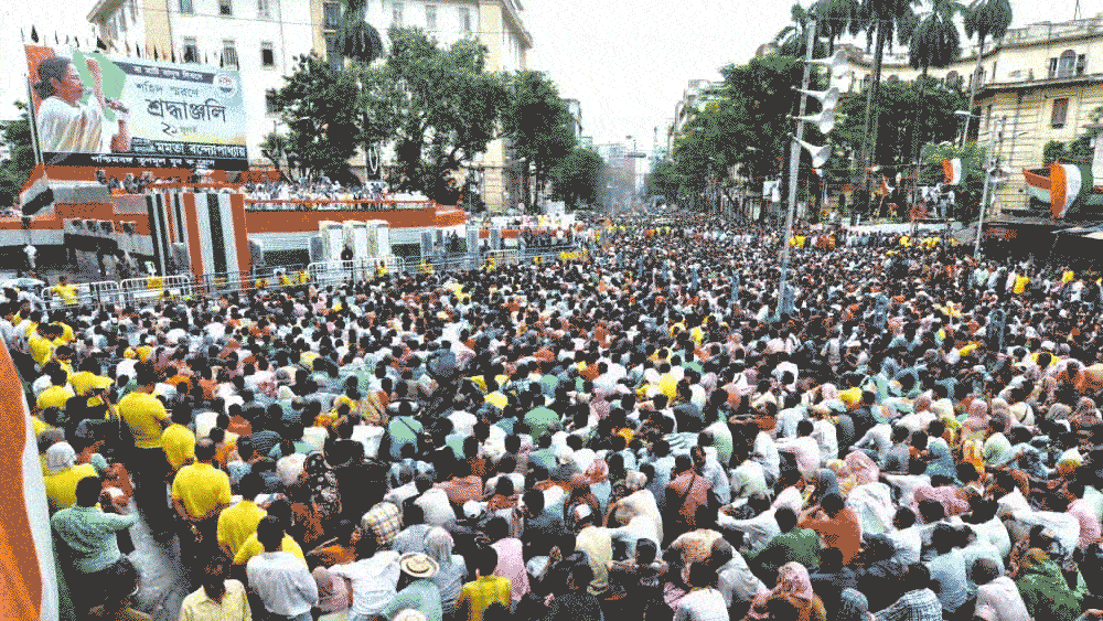 বাস-মেট্রো-ট্রেনে করে মানুষের ঢল আসছে সমাবেশ কেন্দ্রের দিকে।
