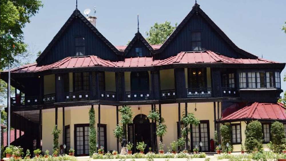 একই রকম ভাবে ছুটি কাটানোর জন্য সিমলায় রয়েছে রিট্রিট বিল্ডিং।