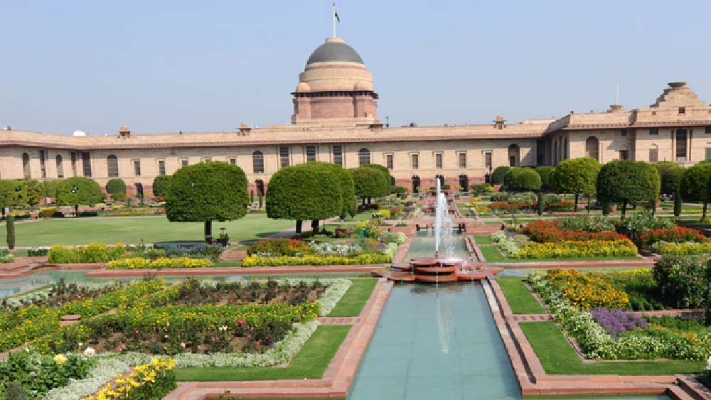 রাষ্ট্রপতির সচিবালয়ের পাঁচ জন কর্মী ছাড়াও রাষ্ট্রপতি ভবনে প্রায় দু’শো জন কর্মী রক্ষণাবেক্ষণের কাজ করেন।