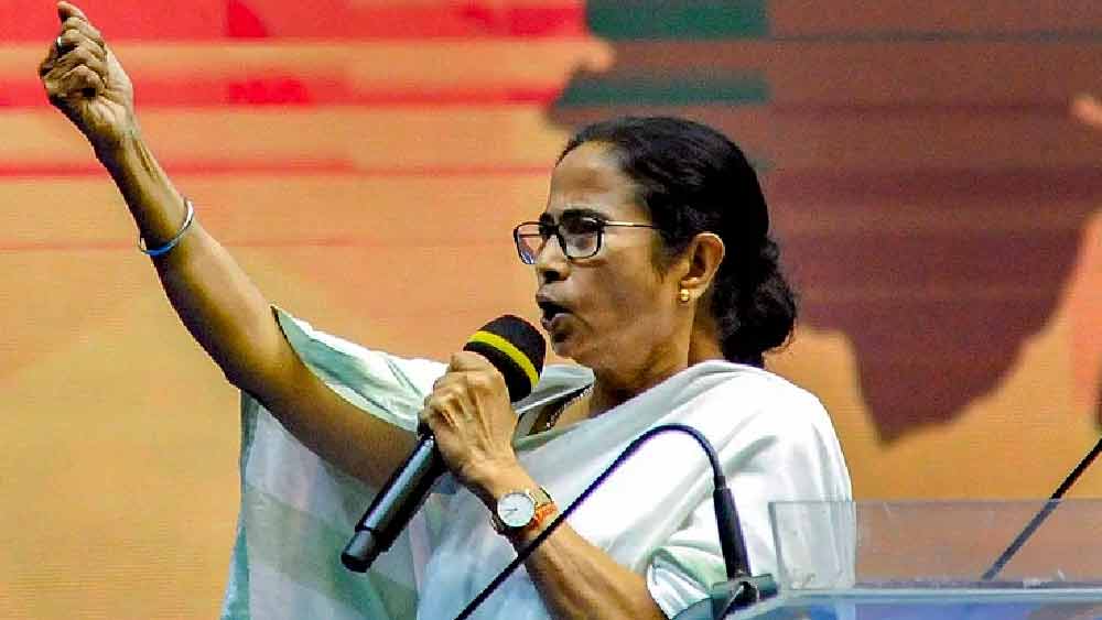 এখন তিনি রাজ্যের মুখ্যমন্ত্রী। সিঙ্গুর এবং নন্দীগ্রাম আন্দোলন বিরোধী নেত্রী হিসেবে রাজ্যে প্রতিষ্ঠা দিয়েছিল মমতা বন্দ্যোপাধ্যায়কে। কিন্তু বাংলার রাজনীতিতে তাঁর উপস্থিতিতে আন্দোলনের সিলমোহর পড়েছিল ২৯ বছর আগের ১৯৯৩ সালের ২১ জুলাই।