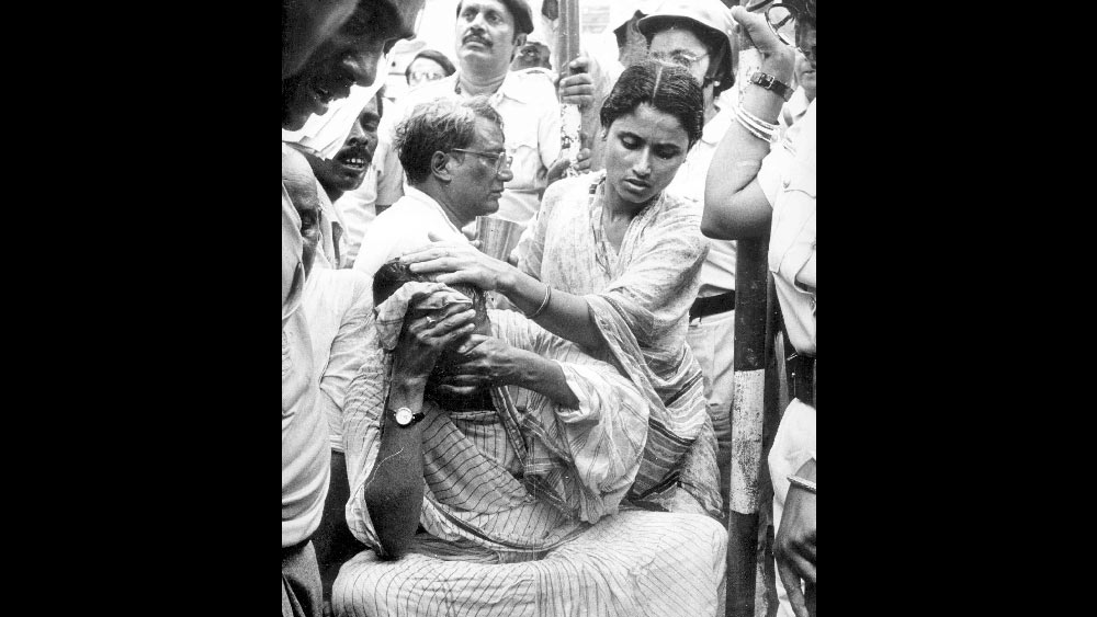 ১৯৯৩ সালে যুব কংগ্রেসের রাজ্য সভাপতি ছিলেন মমতা। ক্ষমতায় তখন বাম সরকার। মুখ্যমন্ত্রী জ্যোতি বসু। ভোটে কারচুপির অভিযোগে আন্দোলনে নামে যুব কংগ্রেস।