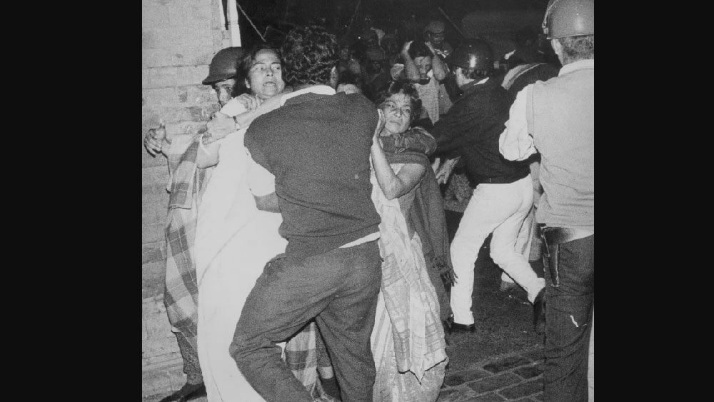 ভোটে সচিত্র ভোটার পরিচয়পত্র বাধ্যতামূলক করার দাবিতে ২১ জুলাই মহাকরণ অভিযানের ডাক দেন তৎকালীন যুব কংগ্রেসের সভাপতি মমতা।