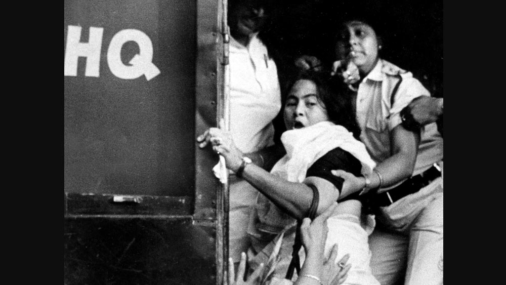 ১৯৯৩ সালের ২১ জুলাই সকাল ১০টা থেকে মহাকরণ অভিমুখী জমায়েত শুরু হয়। মহাকরণ ঘিরে পাঁচটি এলাকা দিয়ে এগোতে থাকেন যুব কংগ্রেসের কর্মী-সমর্থকরা।