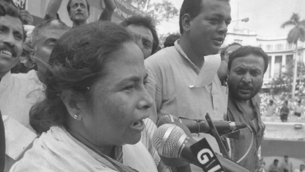 রাস্তায় নামেন মমতাও। বিভিন্ন মিছিলে ছিলেন সৌগত রায়, শোভনদেব চট্টোপাধ্যায়, জ্যোতিপ্রিয় মল্লিক, মদন মিত্র, অধুনাপ্রয়াত পঙ্কজ বন্দ্যোপাধ্যায়রা।