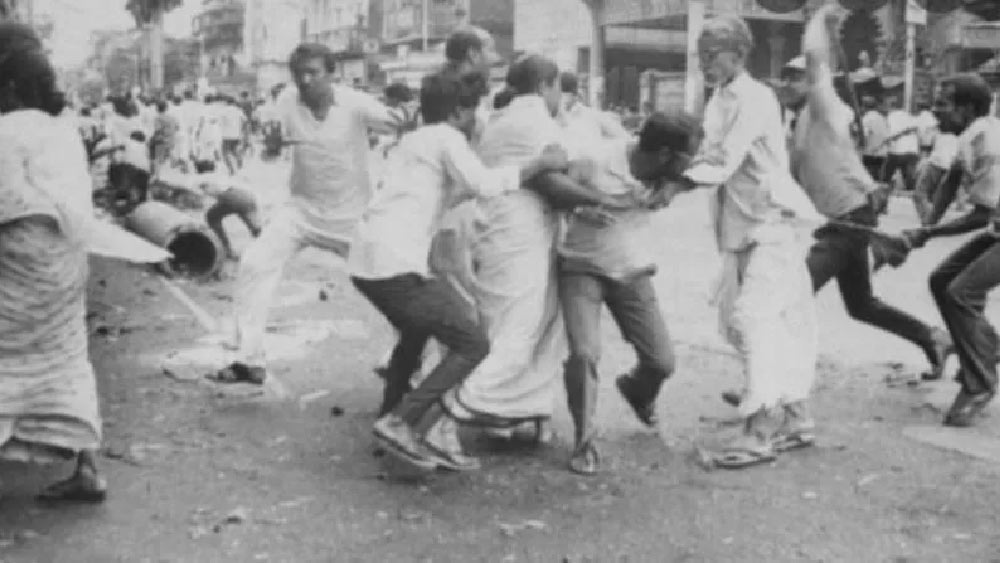 যুব কংগ্রেসের মিছিল মহাকরণে পৌঁছনোর আগে পাঁচ দিক থেকে ব্যারিকেড করে তাঁদের আটকে দেয় পুলিশ। তাতেই ধুন্ধুমার শুরু হয়। 