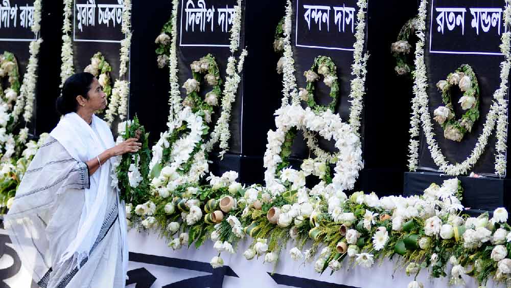 বিভিন্ন এলাকায় পুলিশের সঙ্গে সংঘর্ষ বেধে যায় যুব কংগ্রেসের কর্মী-সমর্থকদের। পুলিশকে লক্ষ্য করে শুরু হয় ইট-পাথরবৃষ্টি। পাল্টা কাঁদানে গ্যাসের শেল ফাটায় পুলিশ।