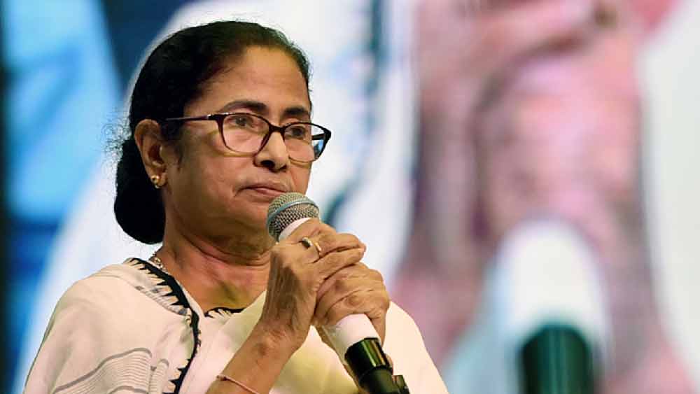 অগ্নিগর্ভ পরিস্থিতি তৈরি হয় মেয়ো রোড-রেড রোডের মোড়ে। বোমাও পড়ে। সেই উত্তেজনার আঁচ ছড়িয়ে পড়ে গোটা মধ্য কলকাতায়। রেড রোডে পুলিশের ভ্যানে আগুন ধরিয়ে দেওয়া হয়। বিক্ষোভকারীদের তাড়া খেয়ে পুলিশের পদস্থ অফিসারেরা পালাতে থাকেন।