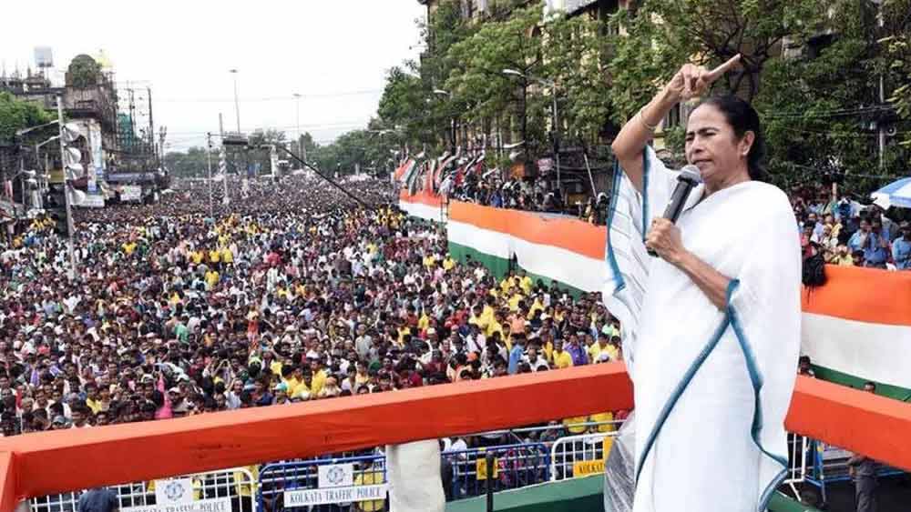 মারমুখী হয়ে ওঠে পুলিশবাহিনী। গুলি চালাতে শুরু করে তারা। পরিস্থিতি একটু শান্ত হলে দেখা যায়, গুলিবিদ্ধ হয়ে ১৩ জন মারা গিয়েছেন। জখম বহু।