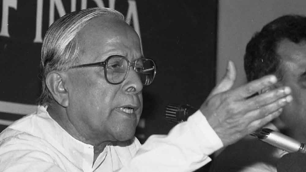 তদানীন্তন মুখ্যমন্ত্রী জ্যোতি বসু বলেন, ‘‘ওরা মহাকরণ দখল করতে আসছিল। পুলিশ গুলি চালিয়েছে।’’