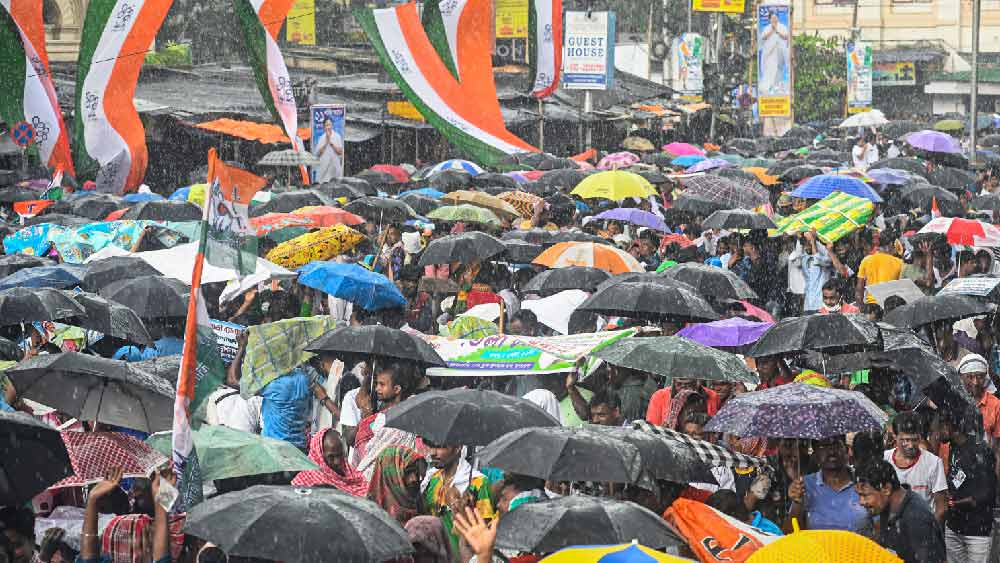 বৃষ্টিতে ভিজতে ভিজতেই অভিষেকের বক্তৃতা শুনছেন কর্মা-সমর্থকেরা।