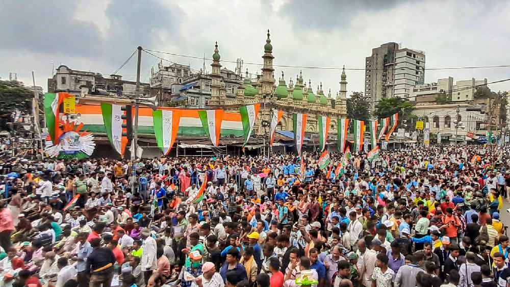 ভাসবে বিজেপি: ২১ জুলাই তৃণমূলের শহিদ সমাবেশে বৃষ্টি হওয়াটাই দস্তুর। এ বছরও তার ব্যতিক্রম হল না। বৃষ্টি দেখে মমতা বন্দ্যোপাধ্যায় বলেন, ‘‘বৃষ্টি দেখে বিজেপি, সিপিএম হেসেছিল। ভেবেছিল, তৃণমূলের মিটিং শেষ হয়ে যাবে! কিন্তু এত বৃষ্টিও তৃণমূলকে নড়াতে পারে না। এক জনও বৃষ্টির ভয়ে ফিরে যাননি।’’ তার পরেই বিজেপিকে হুঁশিয়ারি দিয়ে মমতা বলেন, ‘‘চব্বিশে মানুষের বৃষ্টিতে ভেসে চলে যাবে বিজেপি।’’