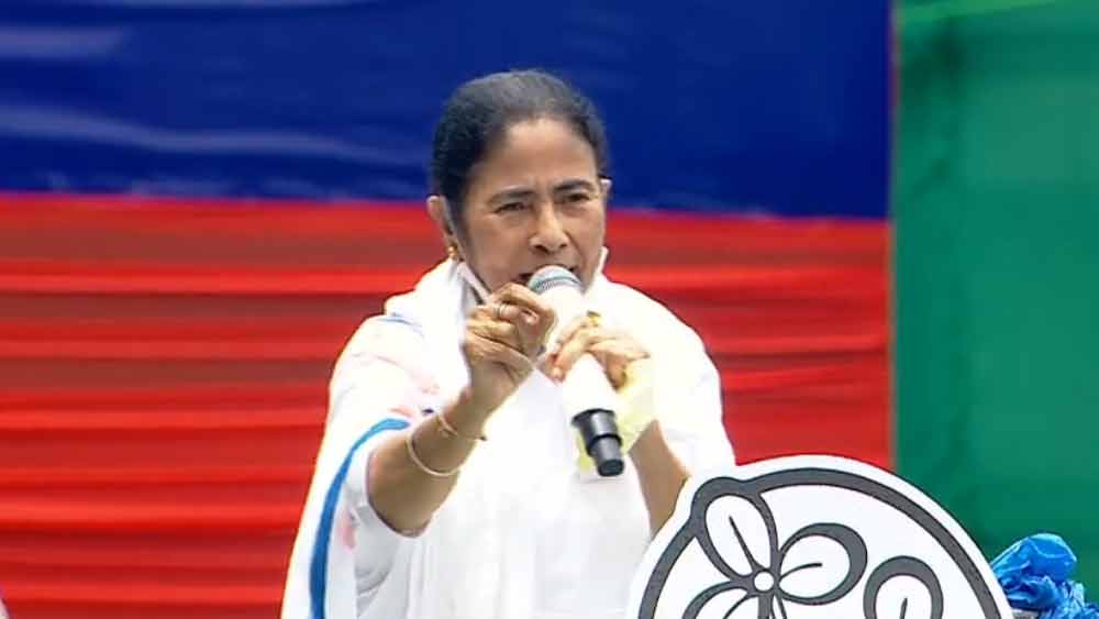 সিপিএমকে হুঁশিয়ারি: সম্প্রতি শিক্ষক নিয়োগে দুর্নীতির অভিযোগে সরগরম রাজ্য। সেই প্রসঙ্গে মমতা বলেন, ‘‘আমি শুনেছি, সিপিএম আমলে তাদের মুখপত্রে যে সব লোকেরা চাকরি করতেন, তাঁদের স্ত্রীদের অন্য কোথাও চাকরির ব্যবস্থা করে দিত সিপিএম।’’ এর পরই সিপিএম সাংসদ তথা আইনজীবী বিকাশরঞ্জন ভট্টাচার্যের নাম করে তিনি বলেন, ‘‘কি বিকাশবাবু, আপনি একা সাধুপুরুষ! ভাজা মাছটি উল্টে খেতে জানেন না! আপনার আমলে কাদের বার্থ সার্টিফিকেট দেওয়া হয়েছিল? বার করব সেই ফাইলগুলো?’’ এই প্রসঙ্গে বিজেপিকেও একহাত নিয়ে মমতা বলেন, ‘‘১৭ হাজার শিক্ষকের চাকরি তৈরি হয়ে আছে। আদালত বললেই চাকরি হয়ে যাবে। আমরা চাকরি দিই, আর বিজেপি চাকরি খায়।’’ 