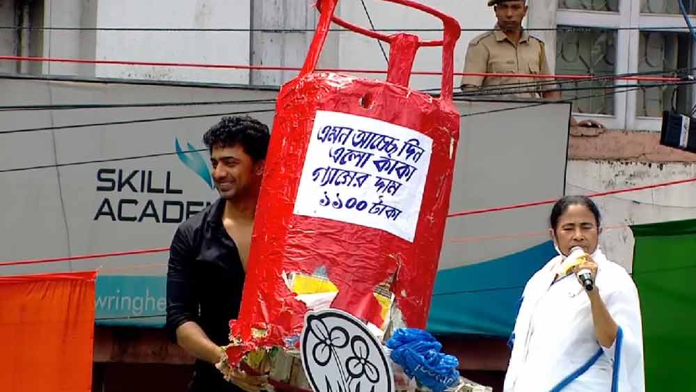 রোগীর বিছানা, মড়ার খাট— সবেতেই জিএসটি: মমতা অভিযোগ করেন, মোদী সরকার চিকিৎসা করাতে যাওয়া রোগীদেরও নিস্তার দিচ্ছে না। তিনি বলেন, ‘‘হাসপাতালে রোগীর বিছানাতেও জিএসটি দিতে হবে। মড়ার খাটে কত জিএসটি বসিয়েছেন, জবাব দিন!’’ 