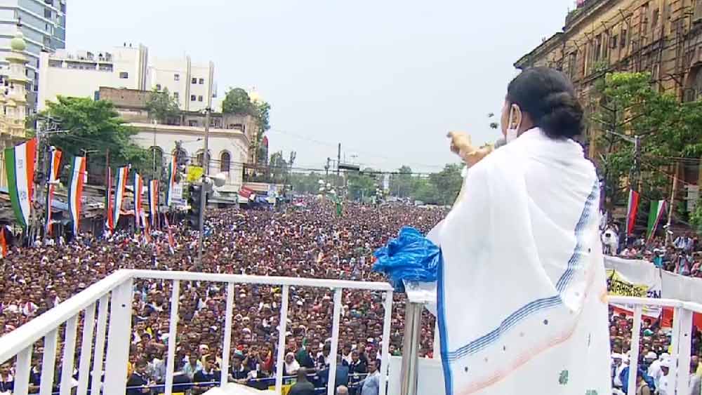 দিল্লি ঘেরাও: ১০০ দিনের কাজের টাকা দিচ্ছে না কেন্দ্রীয় সরকার। এ ছাড়াও একাধিক খাতে বহু টাকা বকেয়া। মমতার অভিযোগ, বাংলা বিজেপিকে ভোট দেয়নি বলে এ ভাবে বাংলাকে ভাতে মারার চক্রান্ত করছে কেন্দ্রীয় সরকার। মমতা বলেন, ‘‘১০০ দিনের বকেয়া টাকা দিচ্ছে না। গরিব মানুষগুলো কাজ করে টাকা পাচ্ছে না। যদি টাকা না দেওয়া হয়, তা হলে বাসে-ট্রেনে দিল্লি গিয়ে ঘেরাও করব। এ ভাবে বাংলাকে বঞ্চনা মেনে নেব না।’’ 