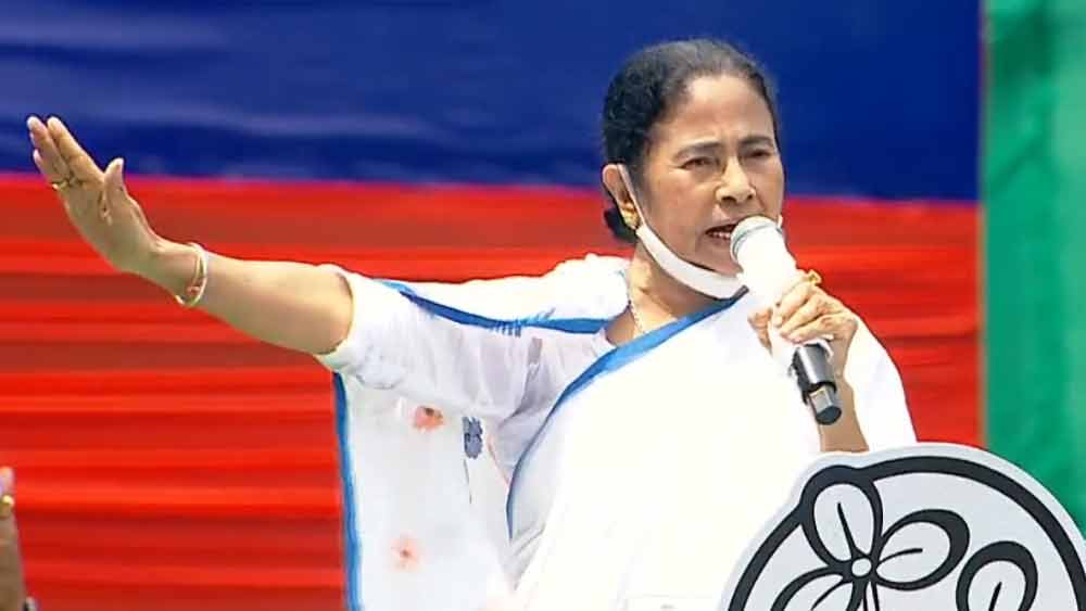 জয় বাংলা দিচ্ছে ডাক, জয় ভারত বেঁচে থাক: ২১ জুলাইয়ের মঞ্চ থেকে নতুন স্লোগান তুললেন মমতা বন্দ্যোপাধ্যায়। বললেন, ‘‘যে ভাবে অতীতে বাংলা ভারতকে পথ দেখিয়েছে, সে ভাবে এখনও দেশ বাঁচাতে এগিয়ে আসতে হবে বাংলাকে। আমার সঙ্গে সকলে বলুন, জয় বাংলা দিচ্ছে ডাক, জয় ভারত বেঁচে থাক।’’